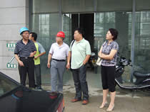 公司動態(tài)=2011年盛夏酷暑,公司領(lǐng)導(dǎo)慰問堅守生產(chǎn)一線的廣大員工-農(nóng)科院項目.jpg