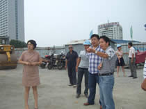 公司動態(tài)=2011年盛夏酷暑,公司領(lǐng)導(dǎo)慰問堅守生產(chǎn)一線的廣大員工-小海路高架項目.jpg
